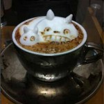 Un chat en mousse dans un café