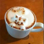 Un chat sculpté dans la mousse de café